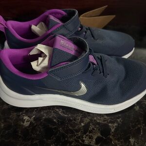 Nike Star Runner 3 - Girls Navy size 3y. Never worn.